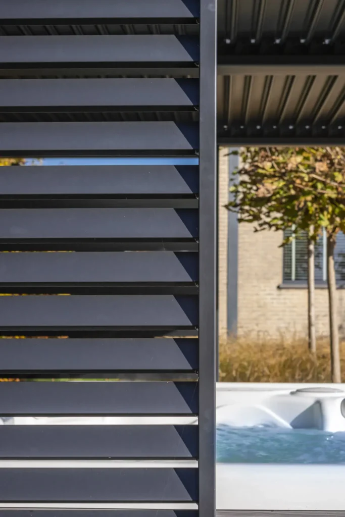 tuinontwerp-riemst-belgie-buro-van-rooijen-lamellenoverkapping