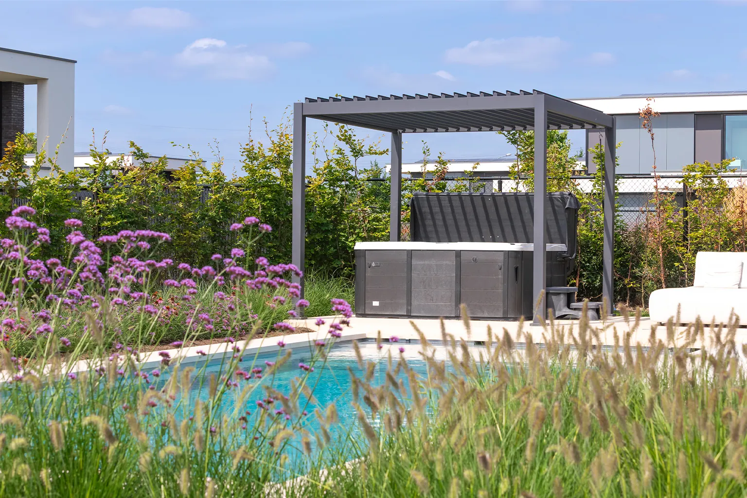 luxe buitenleven ontwerpen met jacuzzi